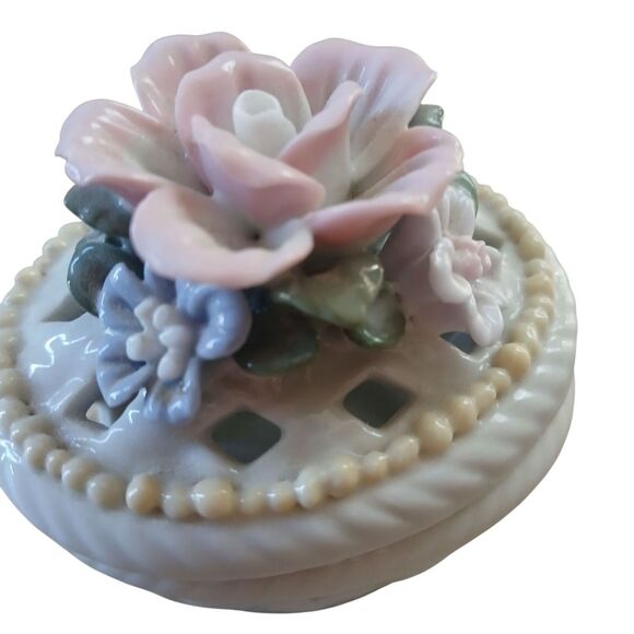 Vintage Basket Shaped Floral Trinket Box Open Weave Lattice Porcelain Gift - Picture 1 of 11